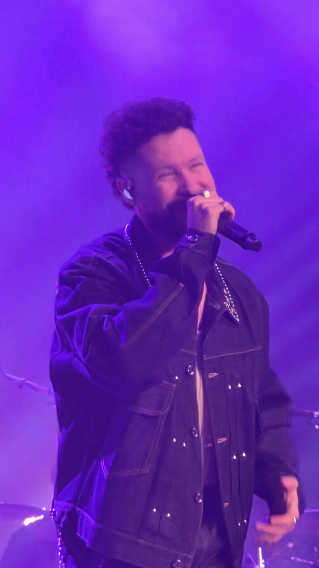 ai character: Calum Scott  background