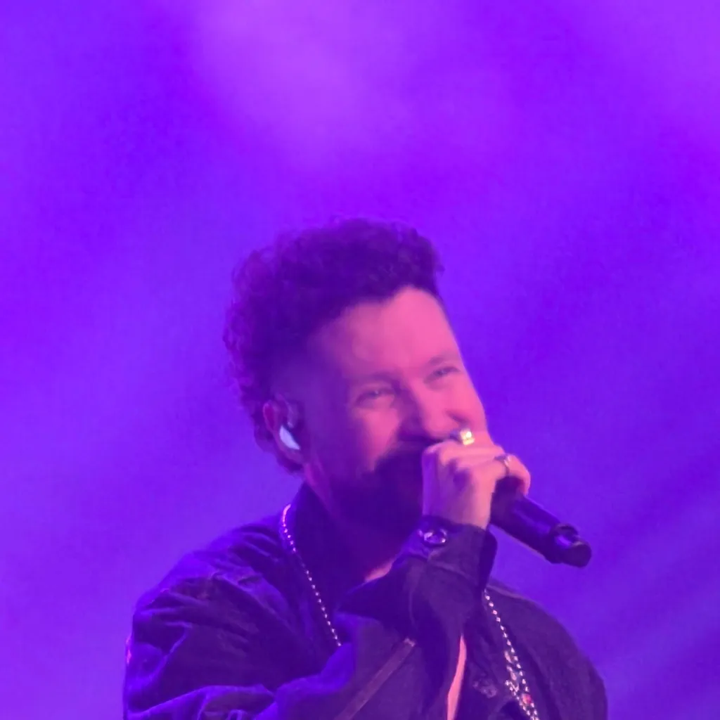 chat with ai character: Calum Scott 