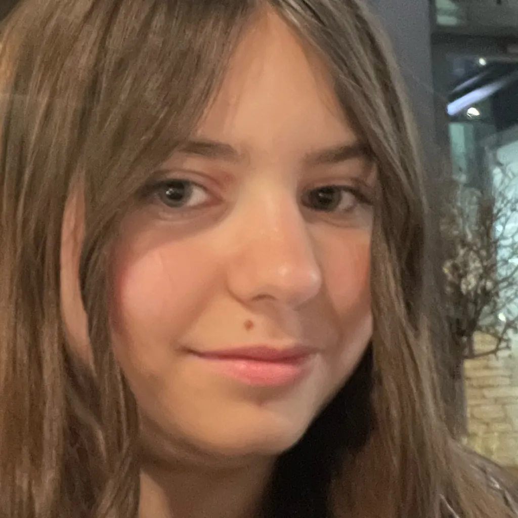 chat with ai character: Mafia girl