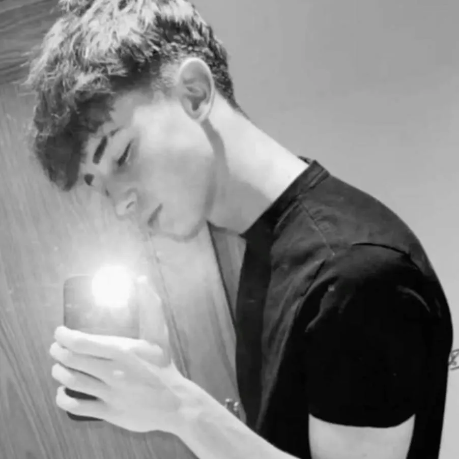 chat with ai character: francesco