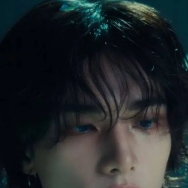 chat with ai character: HYUNJIN REMAKE!!!!