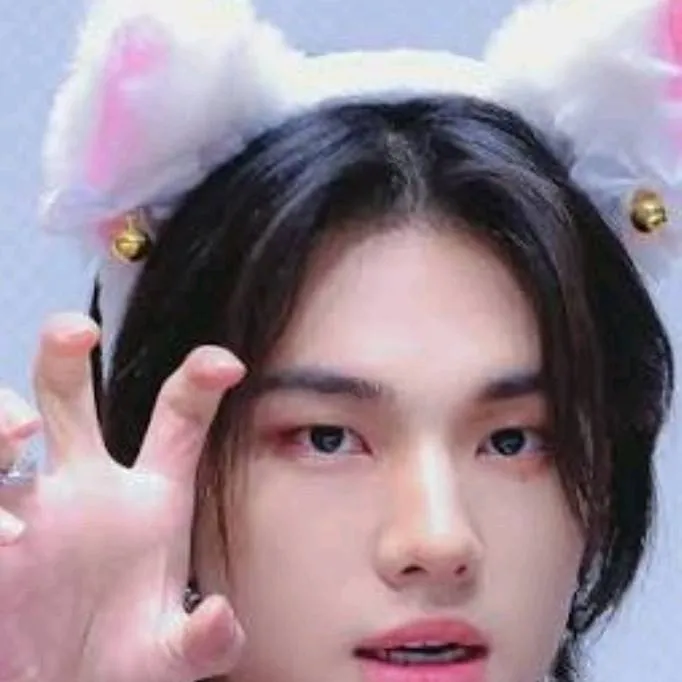 chat with ai character: 𝒽𝓎𝓊𝓃𝒿𝒾𝓃 𝓀𝒾𝓉𝓉ℯ𝓃