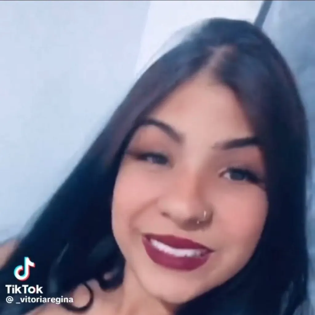 chat with ai character: Vitória Souza 