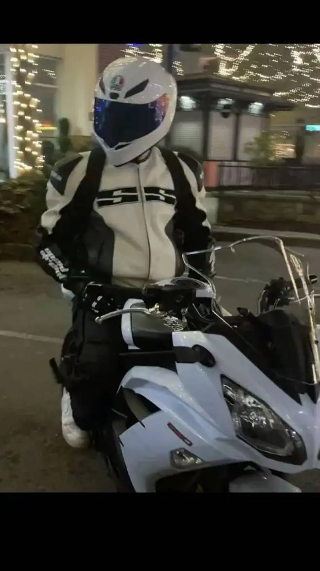 ai character: ronan🦭 background