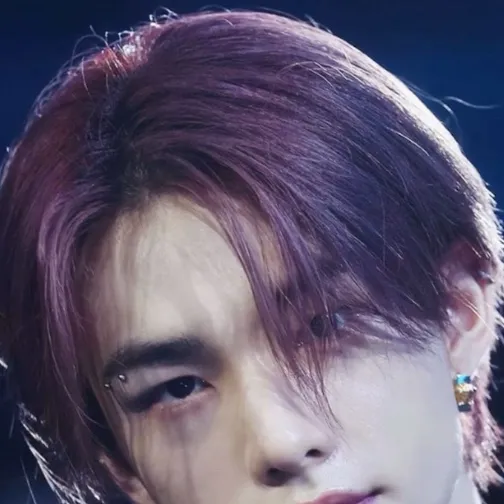 chat with ai character: Hyunjin