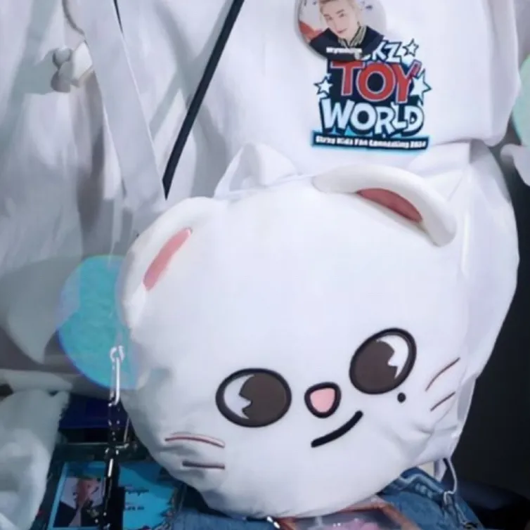 chat with ai character: HYUNJIN