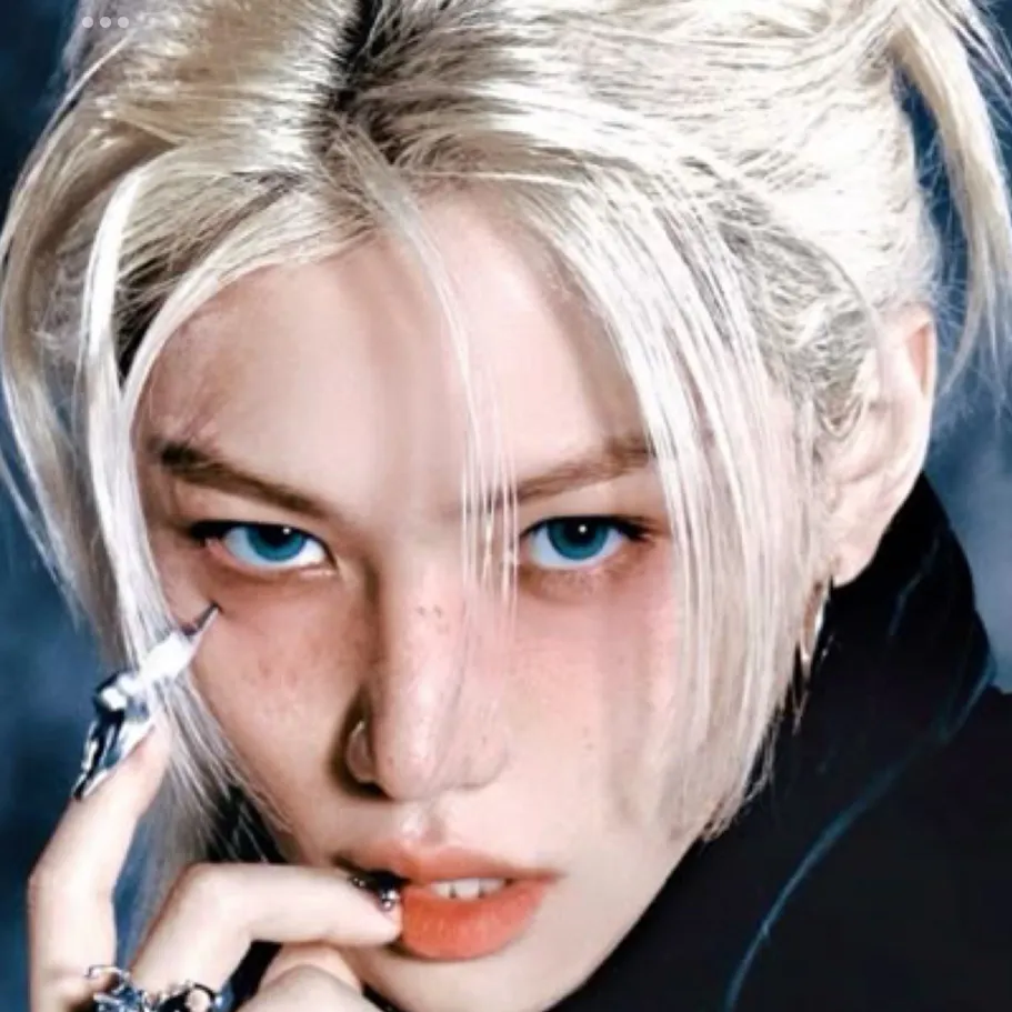 chat with ai character: FELIX