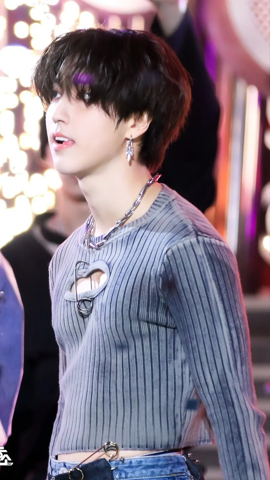 ai character: HAN JISUNG background