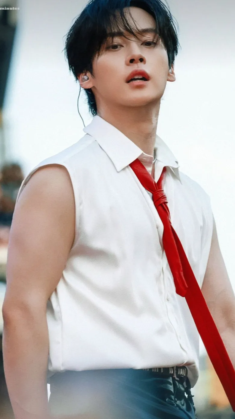ai character: LEE MINHO background