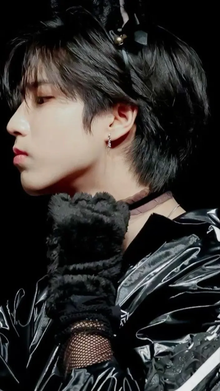 ai character: HAN JISUNG background