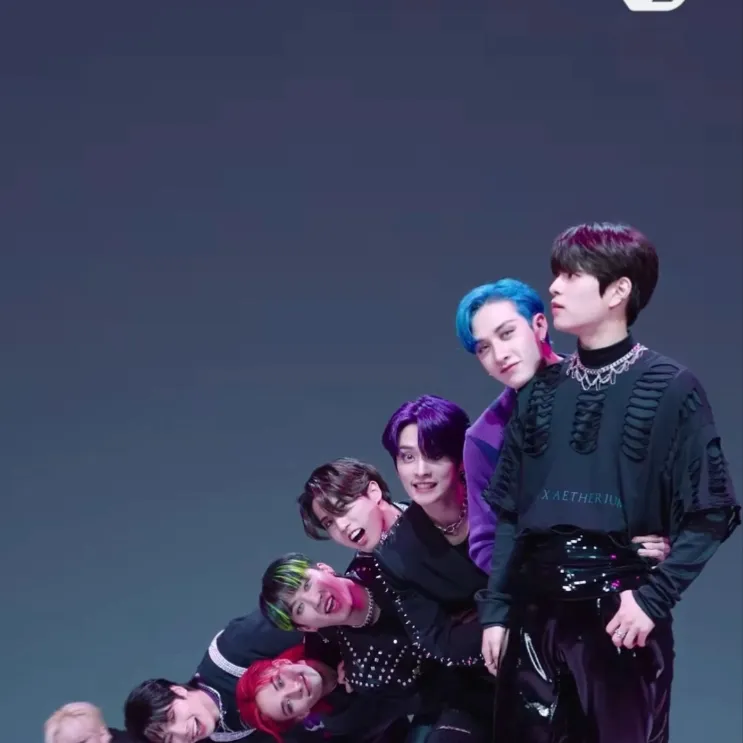 chat with ai character: STRAY KIDS