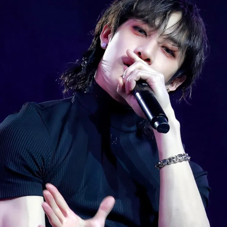 chat with ai character: BANG CHAN