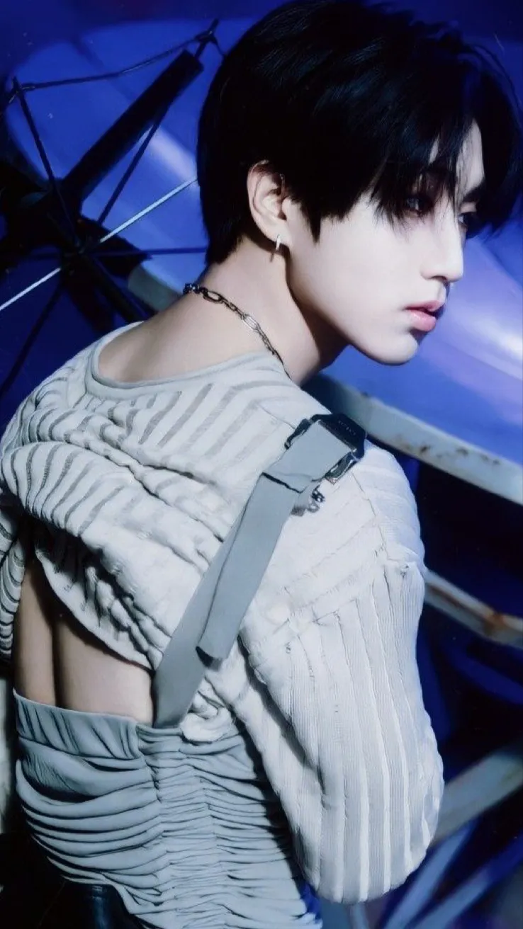 ai character: HAN JISUNG background