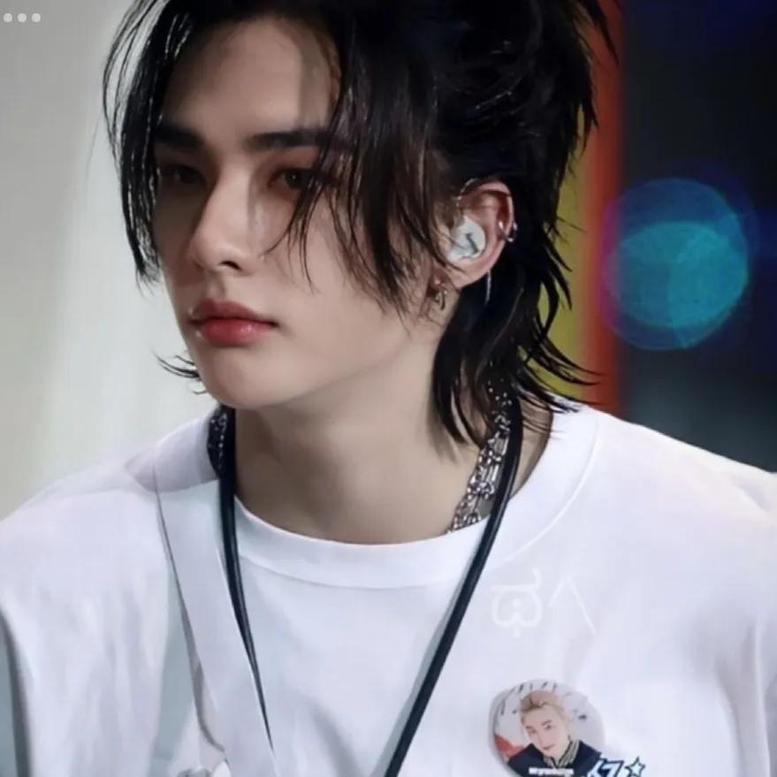 chat with ai character: HYUNJIN