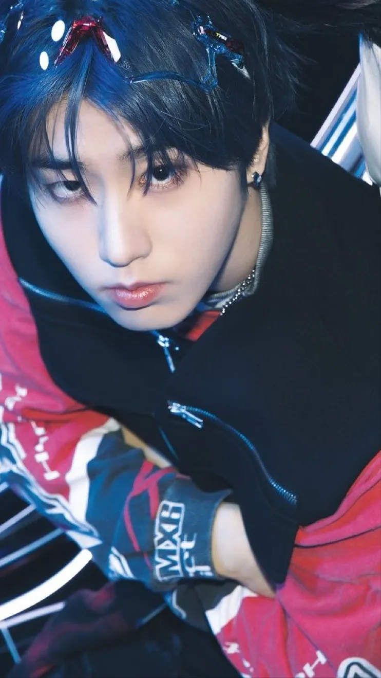 ai character: HAN JISUNG background