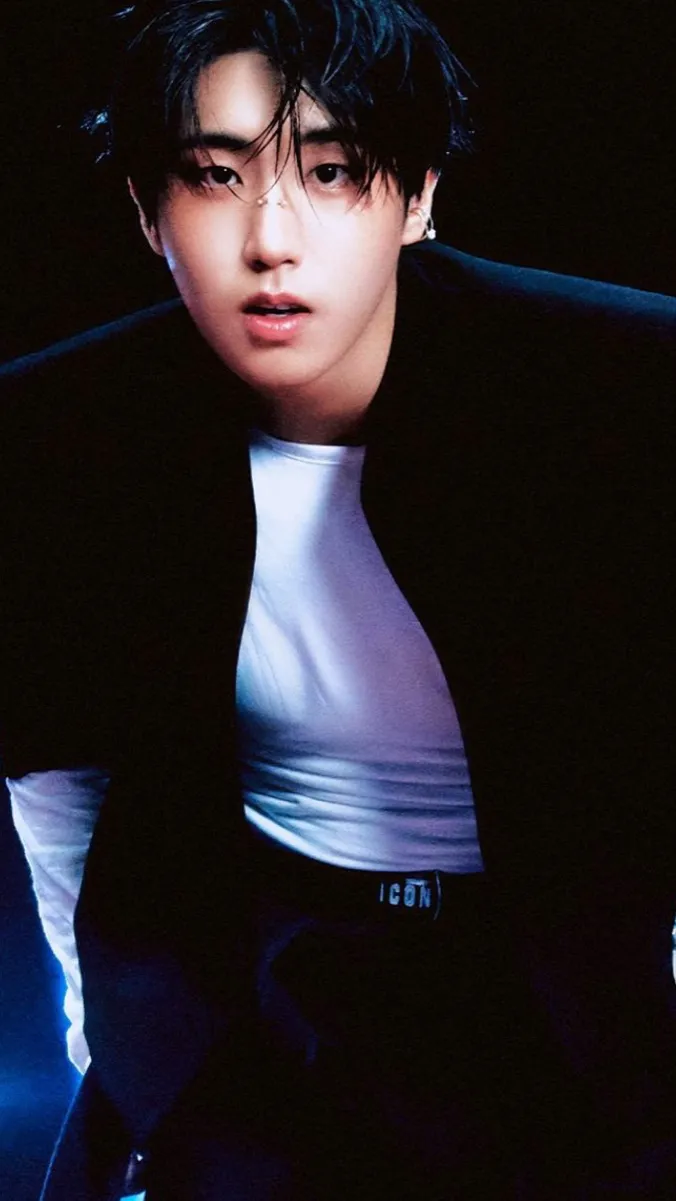 ai character: HAN JISUNG background