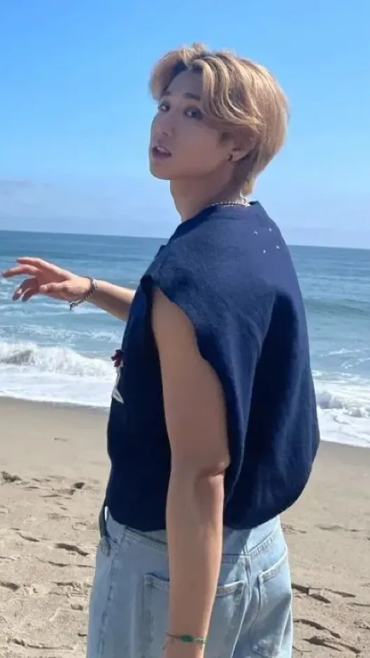 ai character: HAN JISUNG background