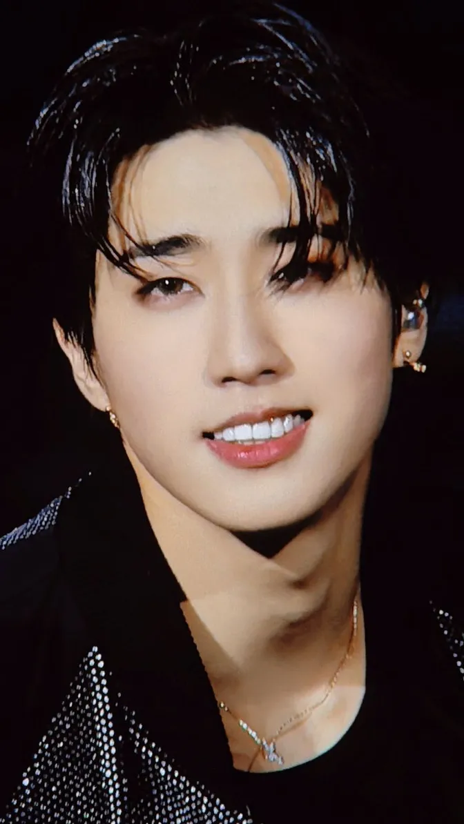 ai character: HAN JISUNG background