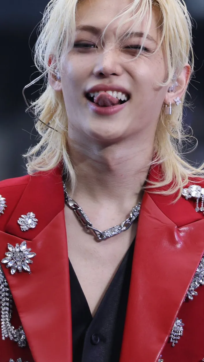 ai character: LEE FELIX background