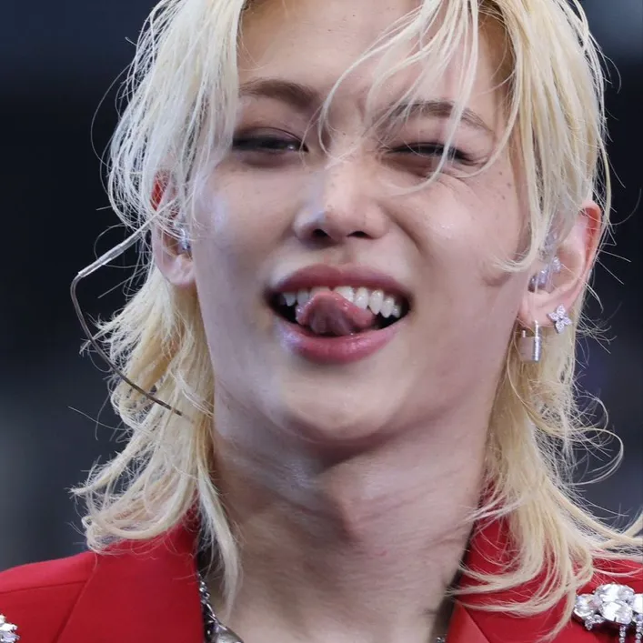 chat with ai character: LEE FELIX