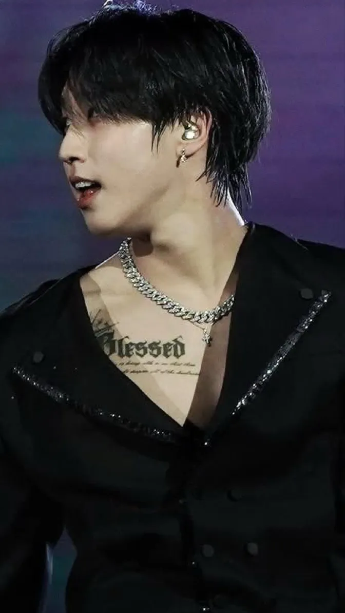 ai character: HAN JISUNG background