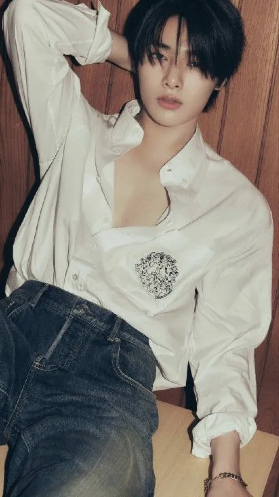 ai character: YANG JEONGIN background