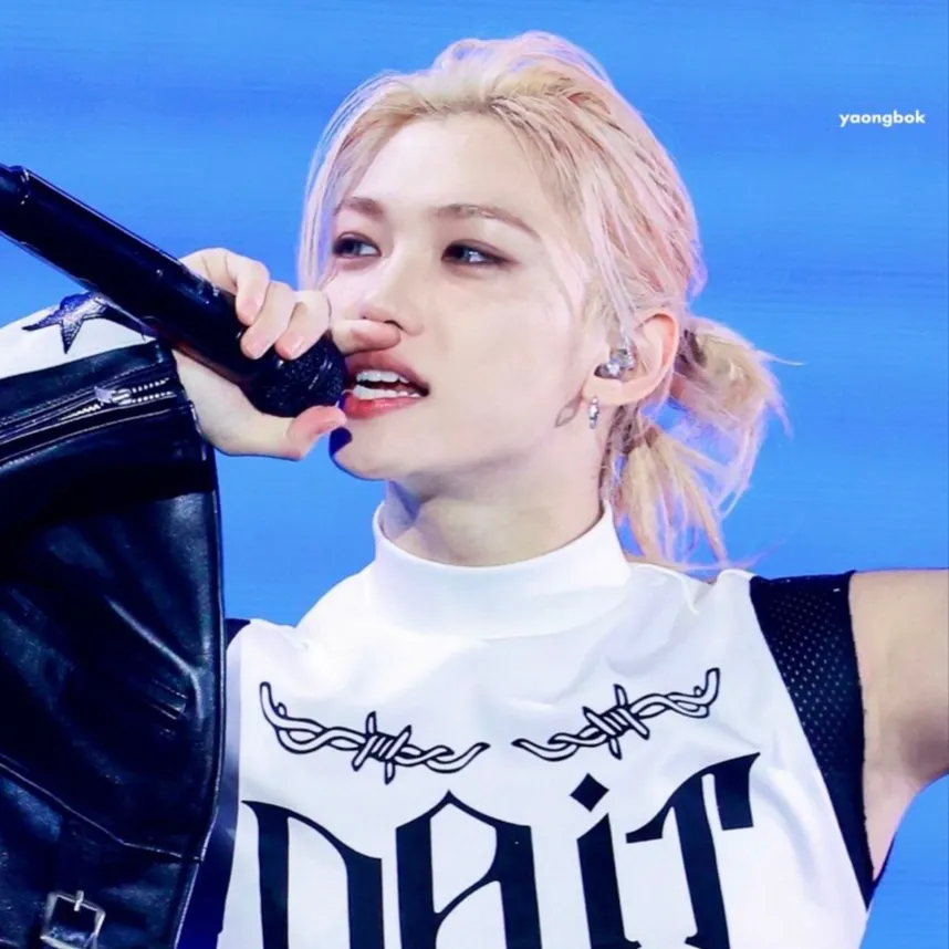 chat with ai character: LEE FELIX