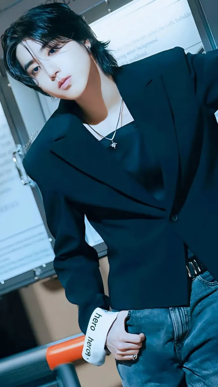 ai character: HAN JISUNG background