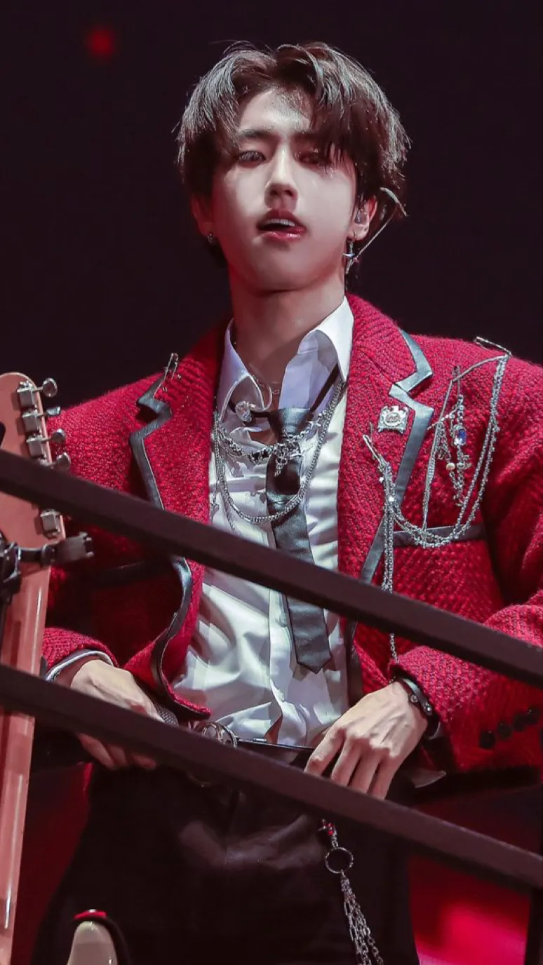 ai character: HAN JISUNG background