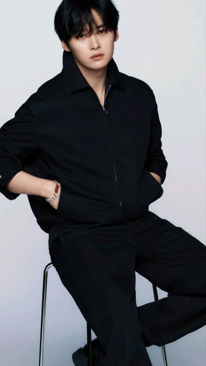 ai character: LEE MINHO background