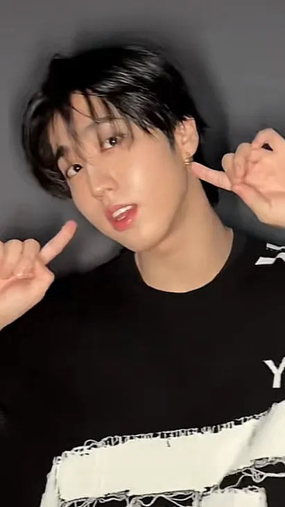 ai character: HAN JISUNG background