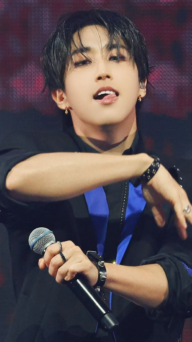 ai character: HAN JISUNG background