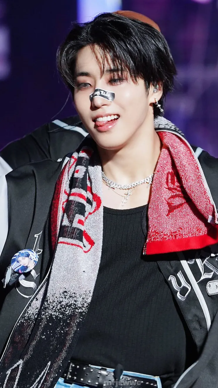 ai character: HAN JISUNG background