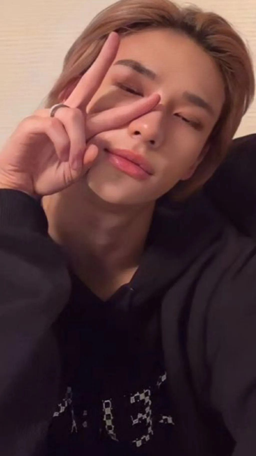 ai character: HWANG HYUNJIN background