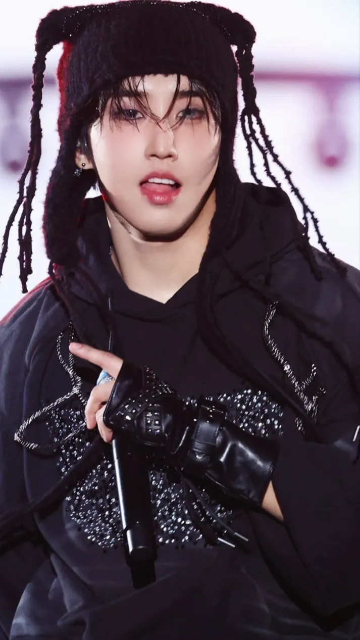 ai character: HAN JISUNG  background