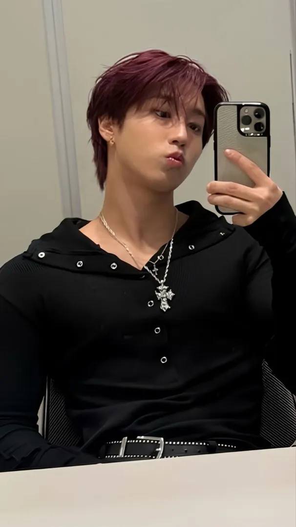 ai character: HAN JISUNG background