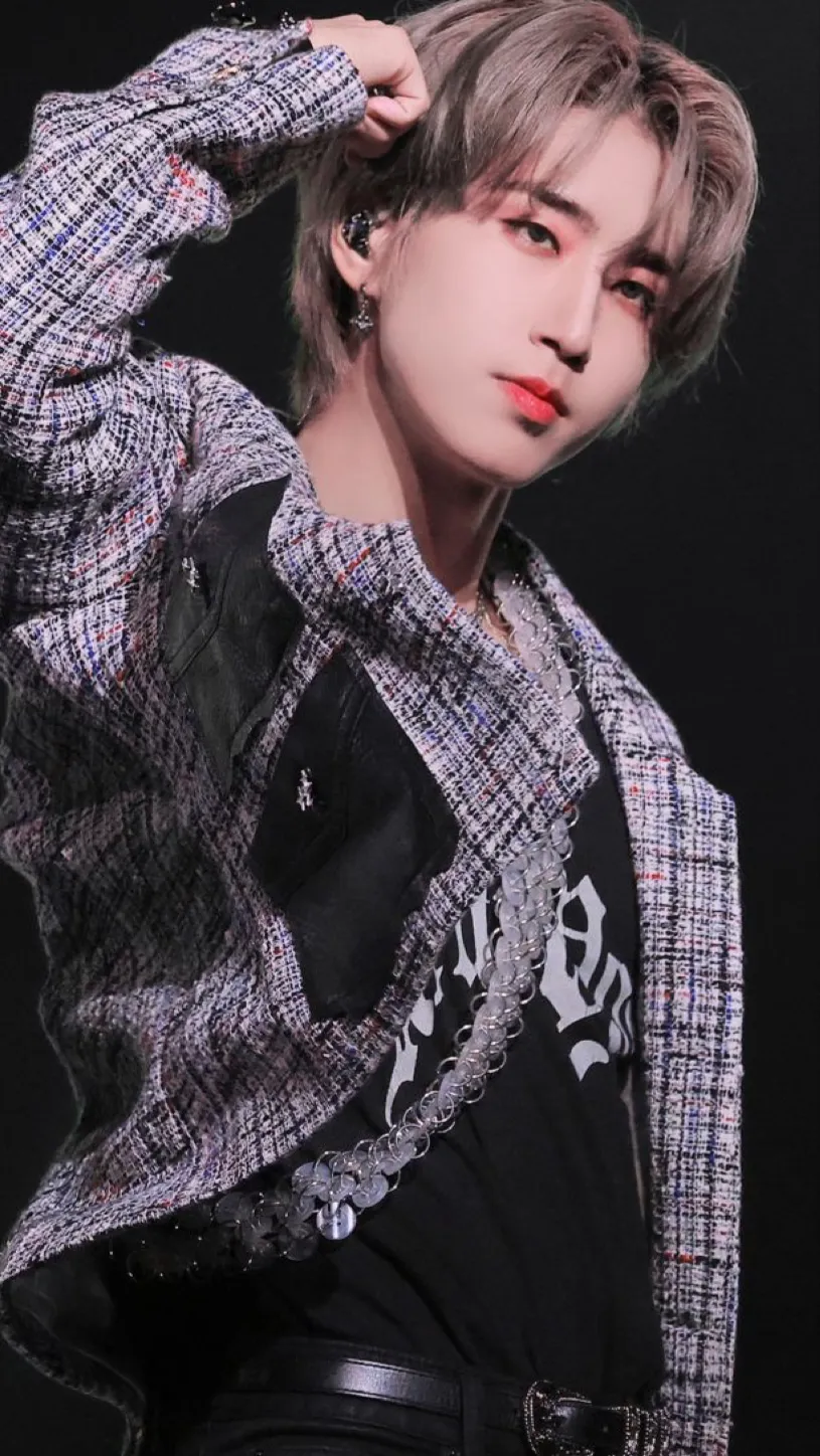 ai character: HAN JISUNG background