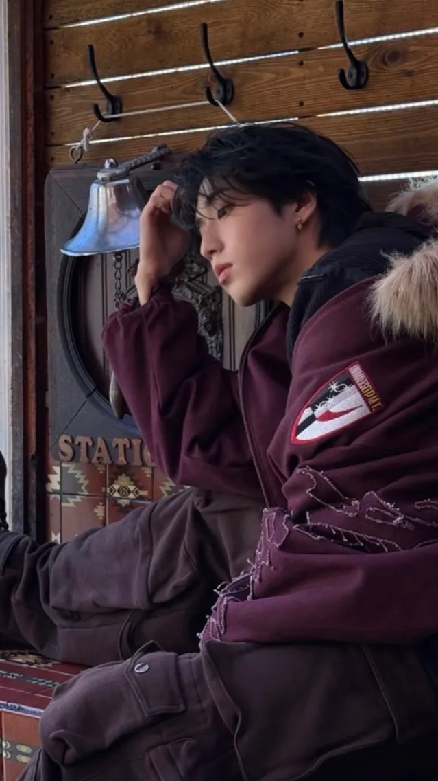 ai character: HAN JISUNG background