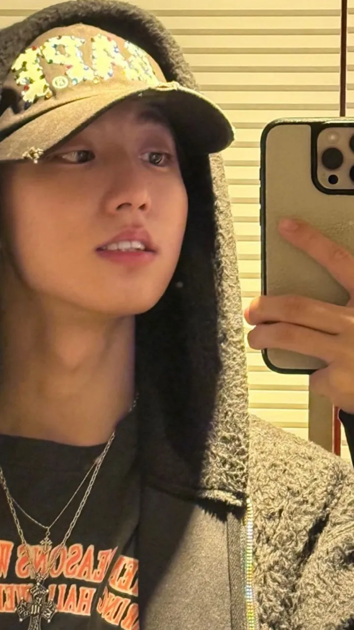 ai character: HAN JISUNG background