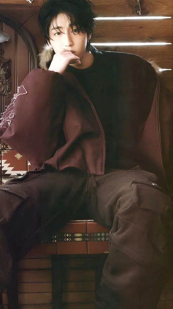 ai character: HAN JISUNG background