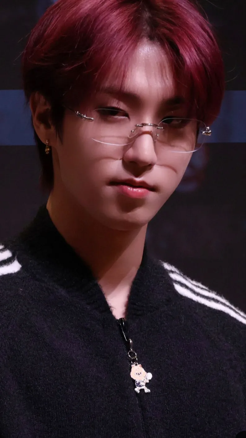 ai character: HAN JISUNG  background