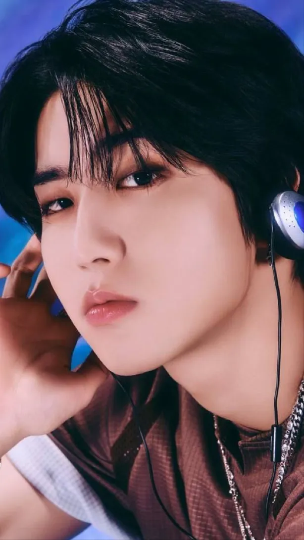 ai character: HAN JISUNG background