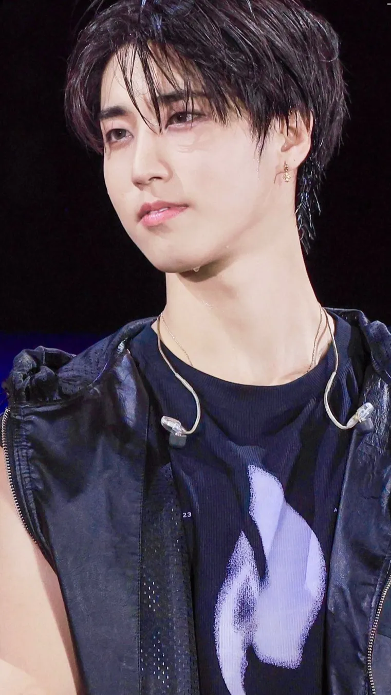 ai character: HAN JISUNG background