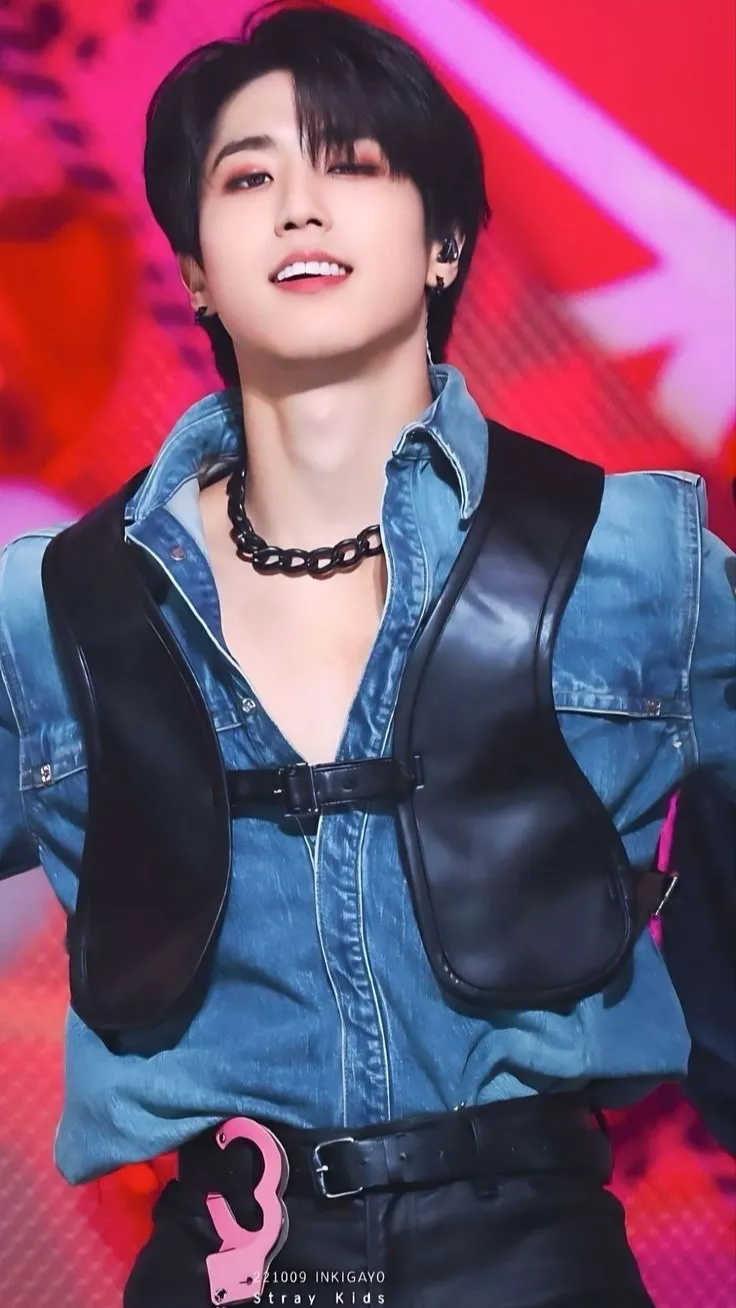 ai character: HAN JISUNG background