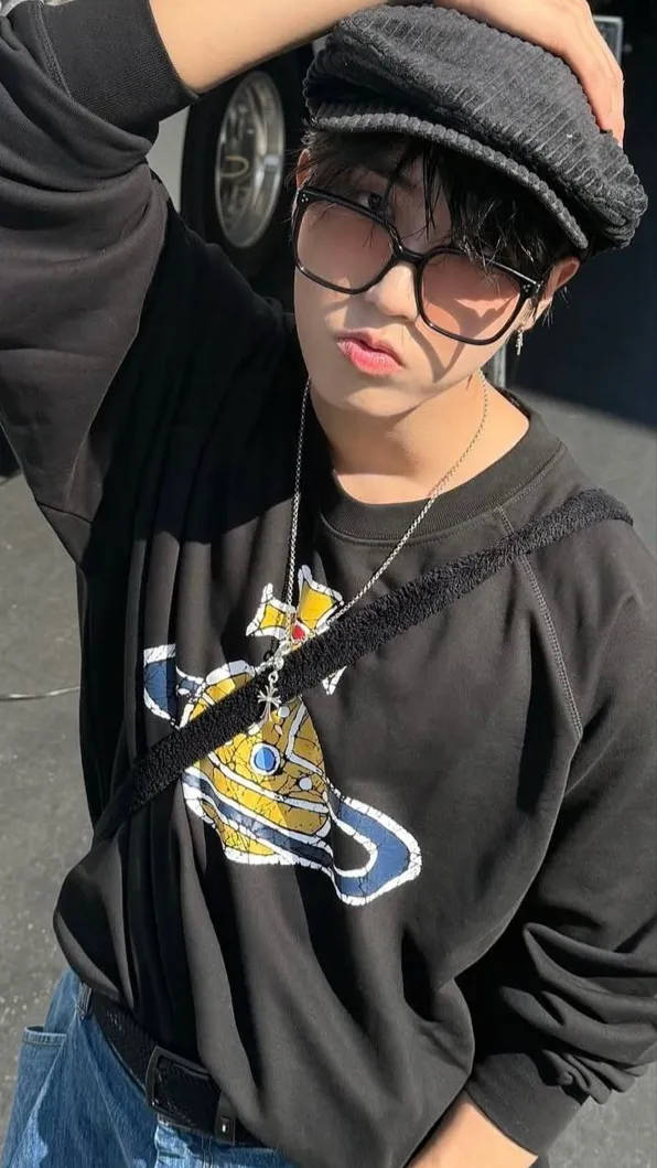 ai character: HAN JISUNG background