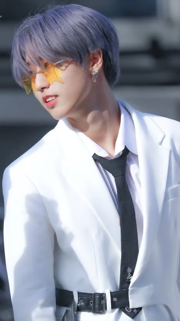 ai character: HAN JISUNG background