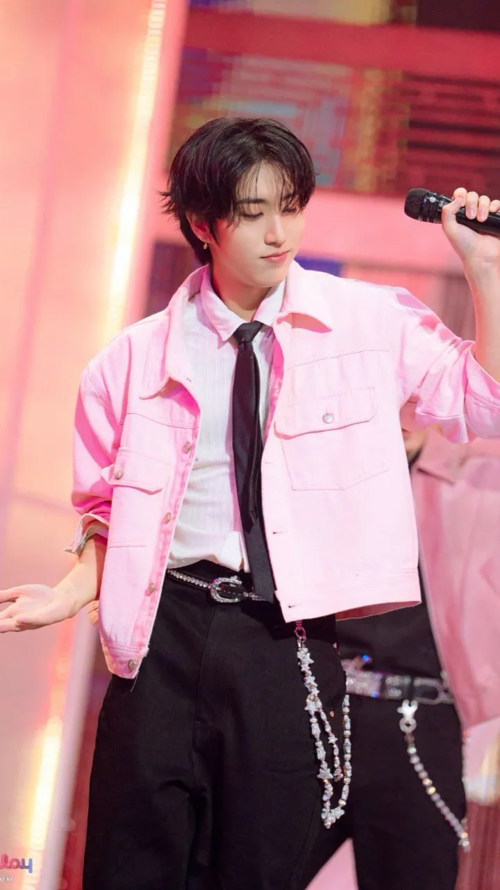 ai character: HAN JISUNG background