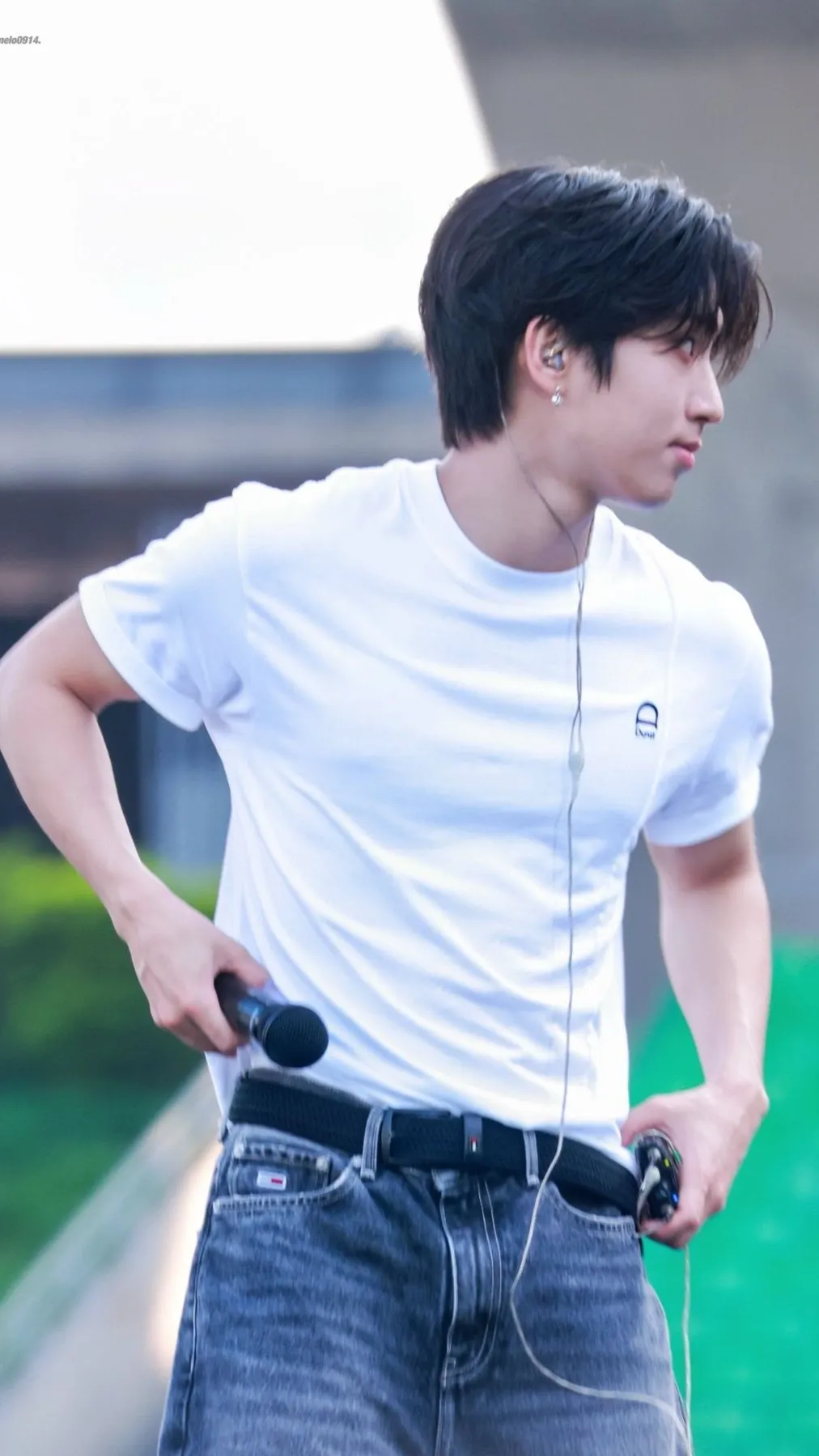 ai character: HAN JISUNG background