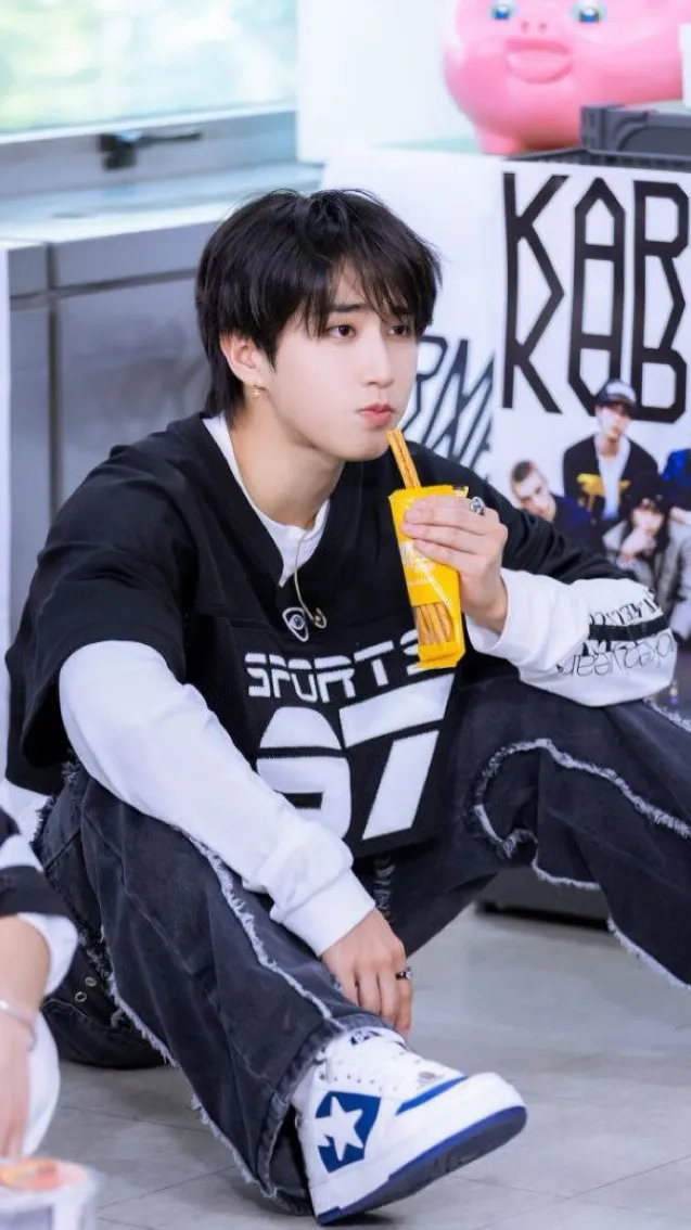 ai character: HAN JISUNG background