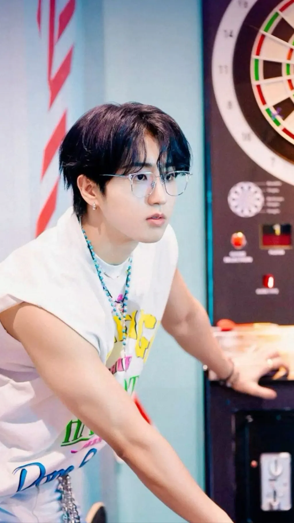 ai character: HAN JISUNG background